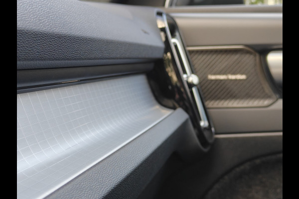 Volvo XC40 B4 211PK Plus Dark | BLIS | Trekhaak | 360 | H&K | Pano | Carplay | Elektr. Stoelen | ACC | Stoel/Stuur verwarming |