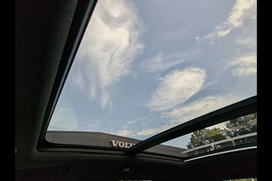 Volvo XC40 B4 211PK Plus Dark | BLIS | Trekhaak | 360 | H&K | Pano | Carplay | Elektr. Stoelen | ACC | Stoel/Stuur verwarming |