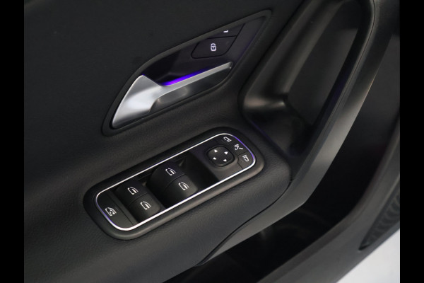 Mercedes-Benz A-Klasse 200 Business Solution [SCHUIFKANTELDAK, SFEERVERLICHTING, STOELVERWARMING, CAMERA, HALF LEDER, CRUISE, PDC V+A, BLUETOOTH, CLIMATE, NIEUWSTAAT]