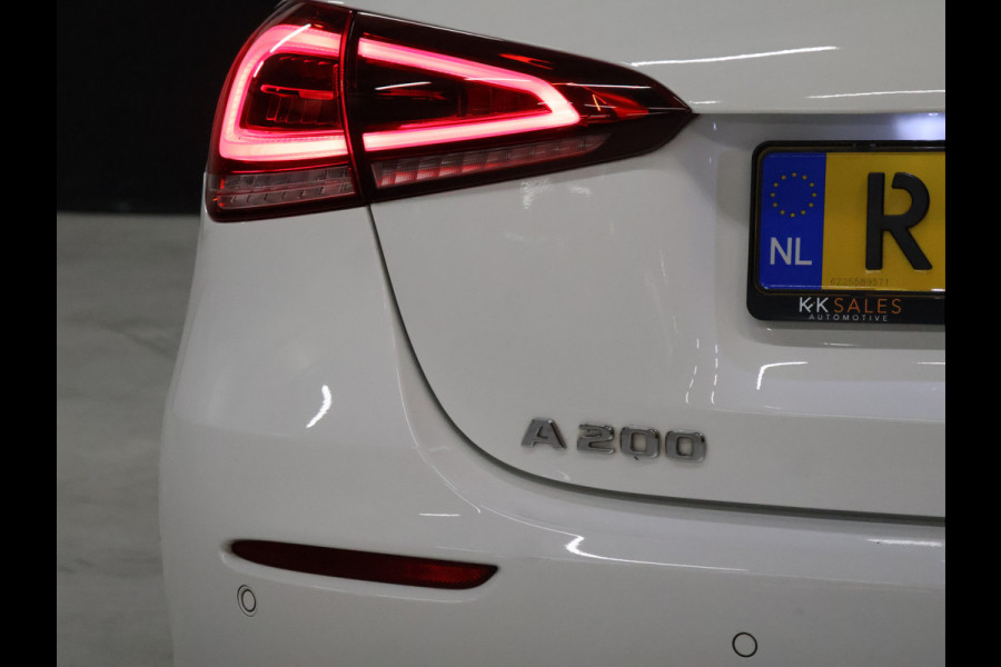 Mercedes-Benz A-Klasse 200 Business Solution [SCHUIFKANTELDAK, SFEERVERLICHTING, STOELVERWARMING, CAMERA, HALF LEDER, CRUISE, PDC V+A, BLUETOOTH, CLIMATE, NIEUWSTAAT]