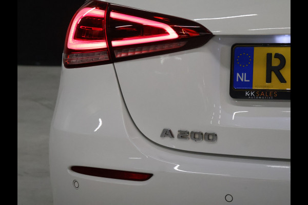 Mercedes-Benz A-Klasse 200 Business Solution [SCHUIFKANTELDAK, SFEERVERLICHTING, STOELVERWARMING, CAMERA, HALF LEDER, CRUISE, PDC V+A, BLUETOOTH, CLIMATE, NIEUWSTAAT]