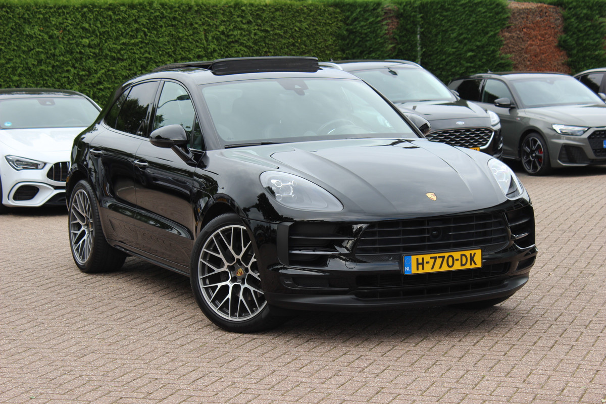 Porsche Macan 2.0 / Trekhaak / Panoramadak / Camera / Adaptieve Stoelen / Luchtvering / 21'' / Bose / Sportchrono / CarPlay / Dodehoek / DAB / ACC
