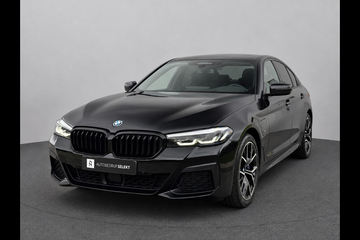BMW 5 Serie 545e xDrive M-Sport | Trekhaak | 19 inch | Camera | ACC | Carplay | Dealer onderhouden | Stuurwiel verwarmd