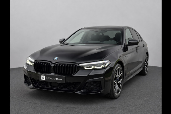 BMW 5 Serie 545e xDrive M-Sport | Trekhaak | 19 inch | Camera | ACC | Carplay | Dealer onderhouden | Stuurwiel verwarmd