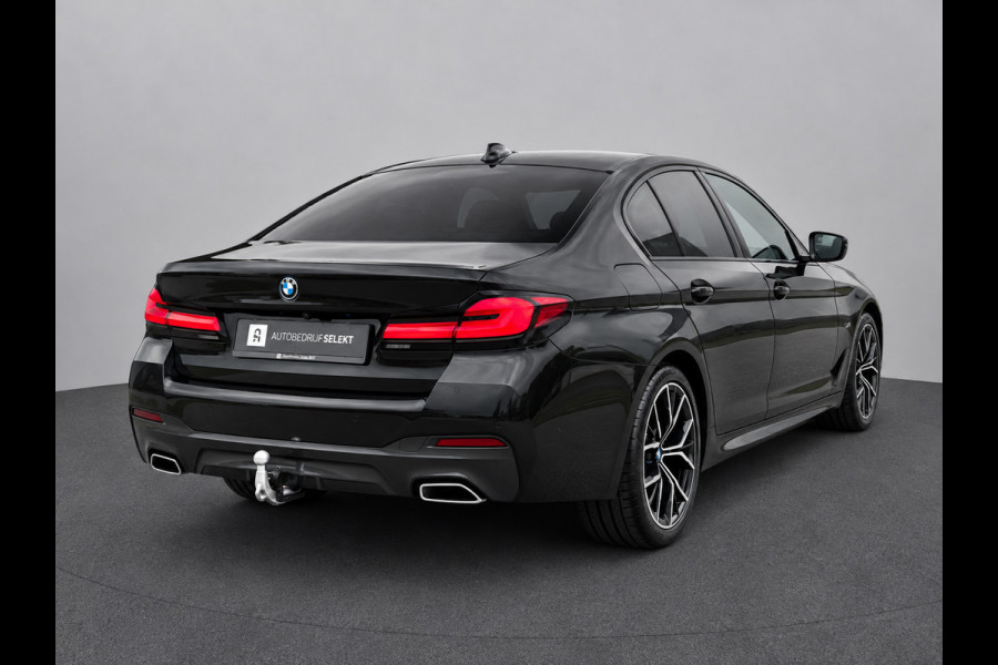 BMW 5 Serie 545e xDrive M-Sport | Trekhaak | 19 inch | Camera | ACC | Carplay | Dealer onderhouden | Stuurwiel verwarmd