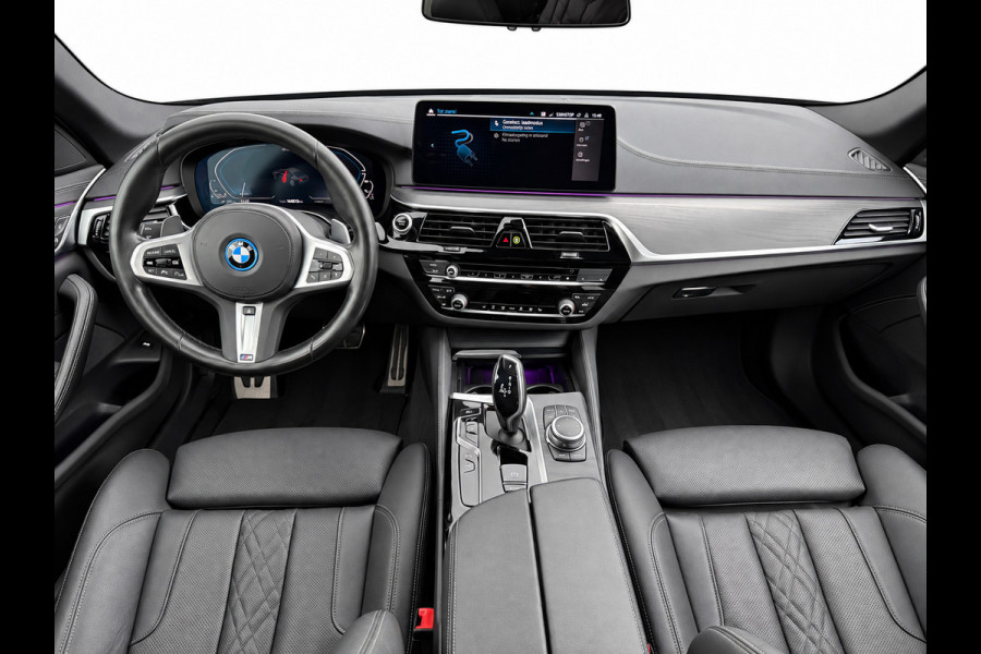 BMW 5 Serie 545e xDrive M-Sport | Trekhaak | 19 inch | Camera | ACC | Carplay | Dealer onderhouden | Stuurwiel verwarmd