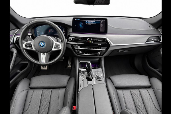 BMW 5 Serie 545e xDrive M-Sport | Trekhaak | 19 inch | Camera | ACC | Carplay | Dealer onderhouden | Stuurwiel verwarmd
