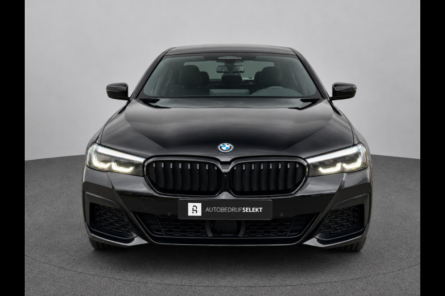 BMW 5 Serie 545e xDrive M-Sport | Trekhaak | 19 inch | Camera | ACC | Carplay | Dealer onderhouden | Stuurwiel verwarmd