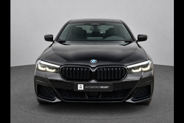BMW 5 Serie 545e xDrive M-Sport | Trekhaak | 19 inch | Camera | ACC | Carplay | Dealer onderhouden | Stuurwiel verwarmd