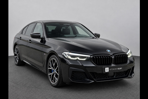 BMW 5 Serie 545e xDrive M-Sport | Trekhaak | 19 inch | Camera | ACC | Carplay | Dealer onderhouden | Stuurwiel verwarmd