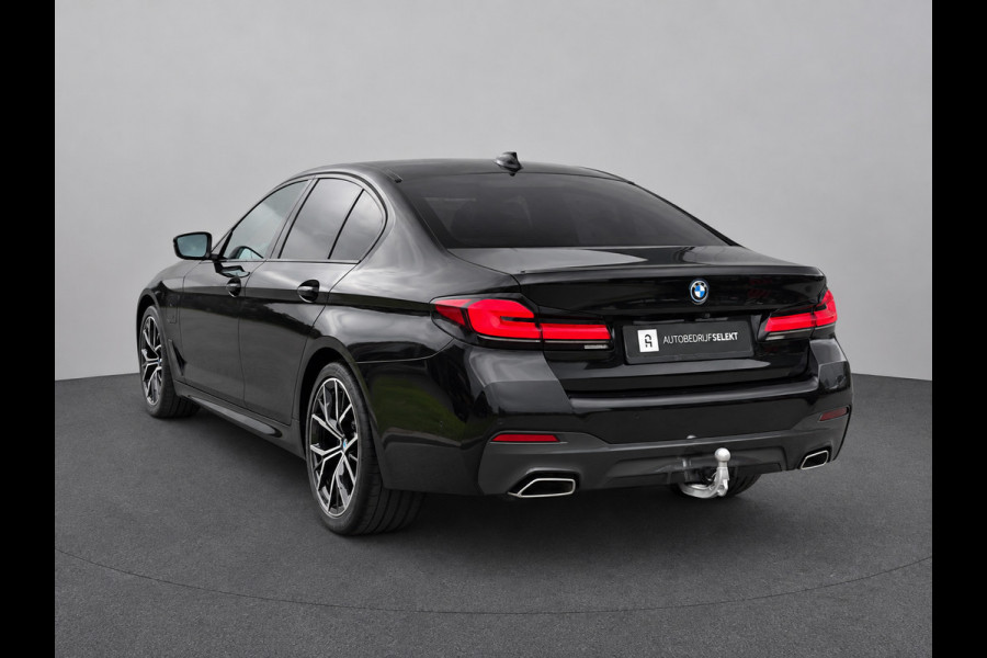 BMW 5 Serie 545e xDrive M-Sport | Trekhaak | 19 inch | Camera | ACC | Carplay | Dealer onderhouden | Stuurwiel verwarmd