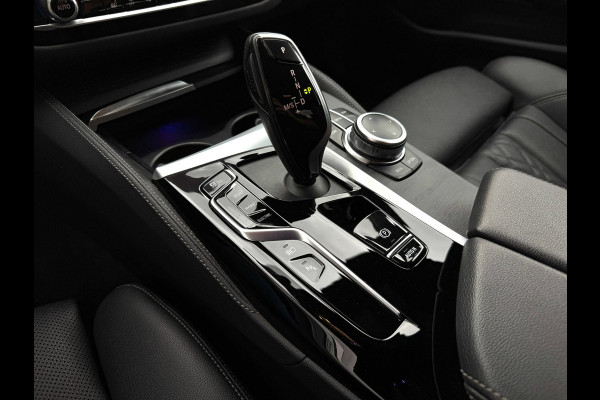 BMW 5 Serie 545e xDrive M-Sport | Trekhaak | 19 inch | Camera | ACC | Carplay | Dealer onderhouden | Stuurwiel verwarmd
