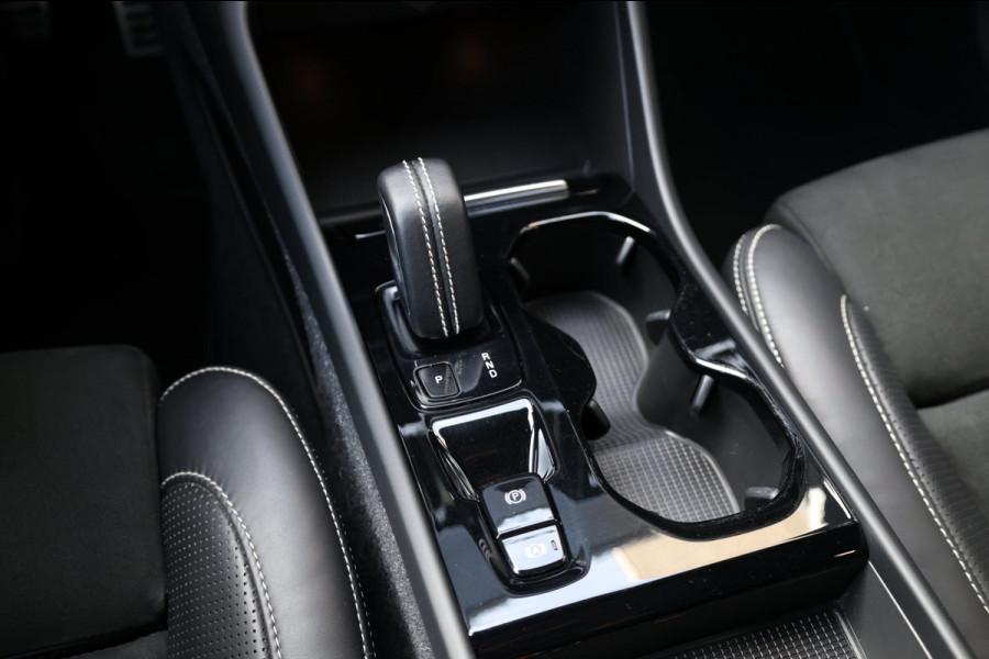 Volvo XC40 1.5 T5 Recharge R-line LED/VIRTUAL/PANO/LEER+S.VERWARMING/19" LMV/CAM/12 MND GARANTIE!