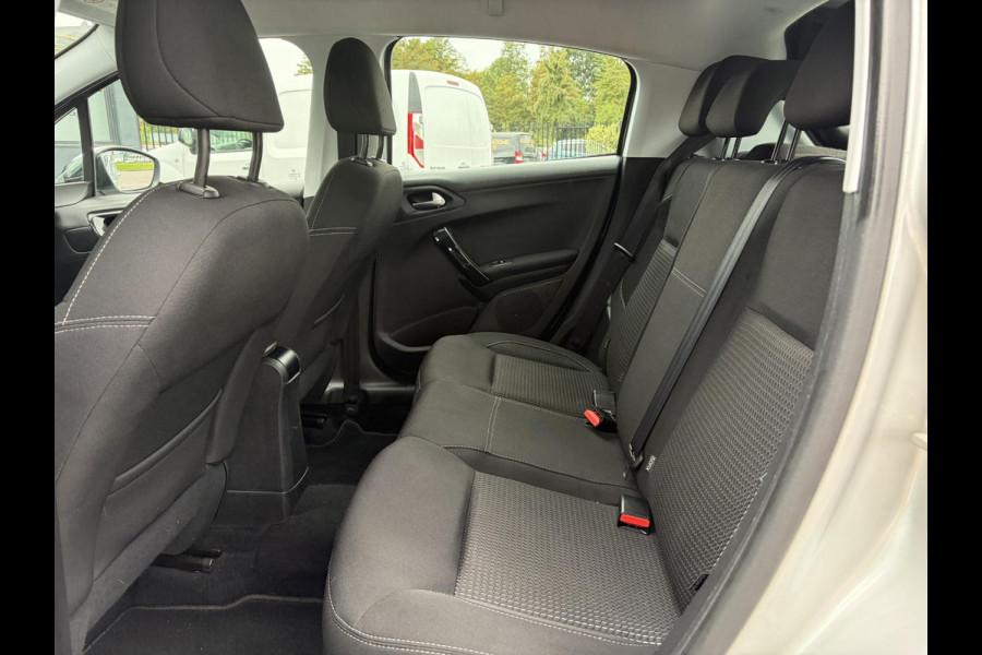 Peugeot 208 1.2 PureTech Blue Lease Executive ✓Dealer Onderhouden✓2e Eigenaar✓Navi✓Carplay✓Clima✓Cruise✓Pdc✓5 Deurs✓16'' Lm velgen✓N.A.P✓Apk tot 09-2027