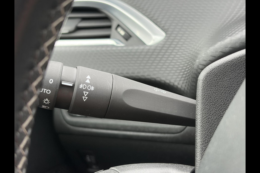 Peugeot 208 1.2 PureTech Blue Lease Executive ✓Dealer Onderhouden✓2e Eigenaar✓Navi✓Carplay✓Clima✓Cruise✓Pdc✓5 Deurs✓16'' Lm velgen✓N.A.P✓Apk tot 09-2027