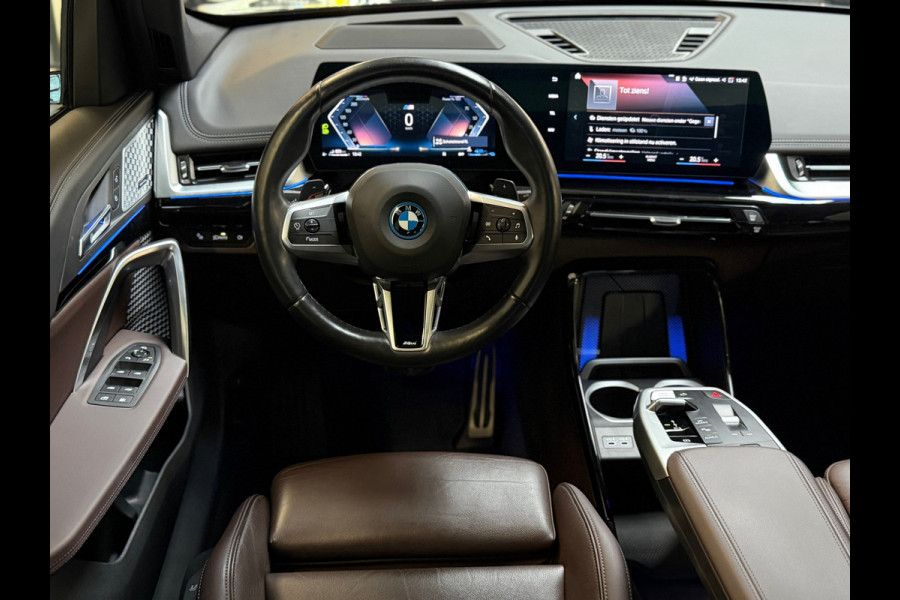 BMW X1 XDrive25e |M-Sport|PANO|HuD|H&K|MASSAGE|360 CAMERA|KEYLESS|21 INCH|PLUG IN HYBRIDE|SFEERVERLICHTING|DEALER ONDERHOUDEN|VOL!