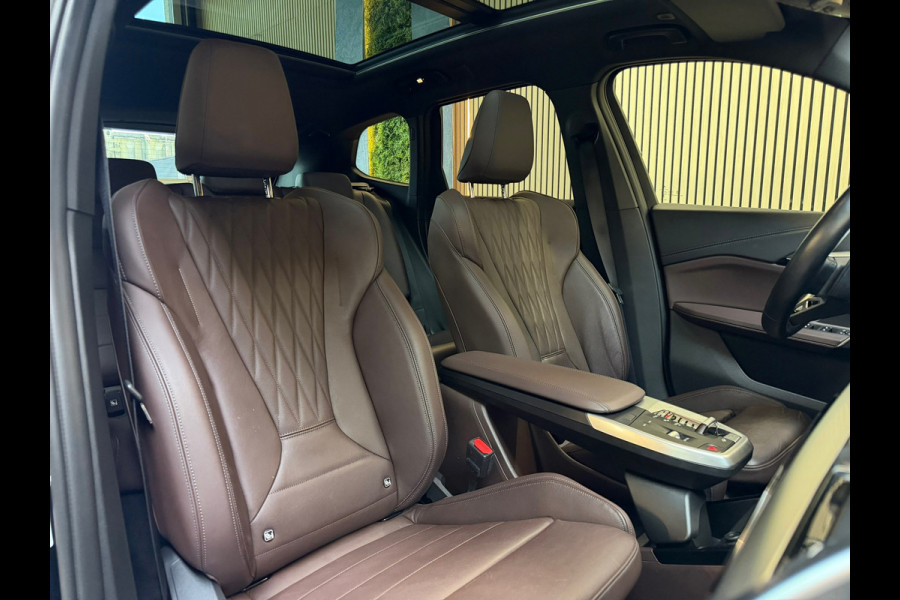 BMW X1 XDrive25e |M-Sport|PANO|HuD|H&K|MASSAGE|360 CAMERA|KEYLESS|21 INCH|PLUG IN HYBRIDE|SFEERVERLICHTING|DEALER ONDERHOUDEN|VOL!