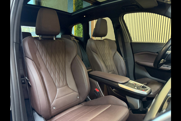 BMW X1 XDrive25e |M-Sport|PANO|HuD|H&K|MASSAGE|360 CAMERA|KEYLESS|21 INCH|PLUG IN HYBRIDE|SFEERVERLICHTING|DEALER ONDERHOUDEN|VOL!