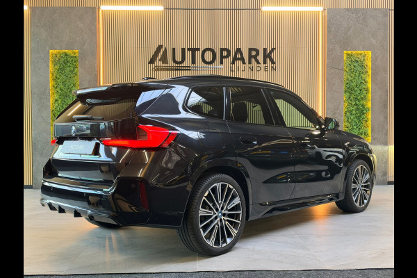 BMW X1 XDrive25e |M-Sport|PANO|HuD|H&K|MASSAGE|360 CAMERA|KEYLESS|21 INCH|PLUG IN HYBRIDE|SFEERVERLICHTING|DEALER ONDERHOUDEN|VOL!