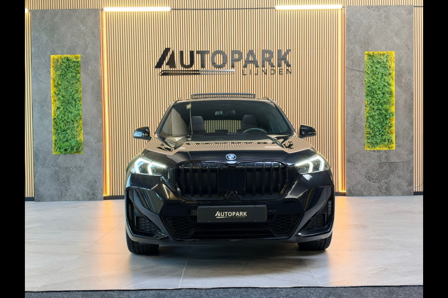 BMW X1 XDrive25e |M-Sport|PANO|HuD|H&K|MASSAGE|360 CAMERA|KEYLESS|21 INCH|PLUG IN HYBRIDE|SFEERVERLICHTING|DEALER ONDERHOUDEN|VOL!