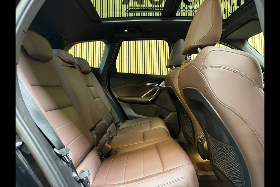 BMW X1 XDrive25e |M-Sport|PANO|HuD|H&K|MASSAGE|360 CAMERA|KEYLESS|21 INCH|PLUG IN HYBRIDE|SFEERVERLICHTING|DEALER ONDERHOUDEN|VOL!