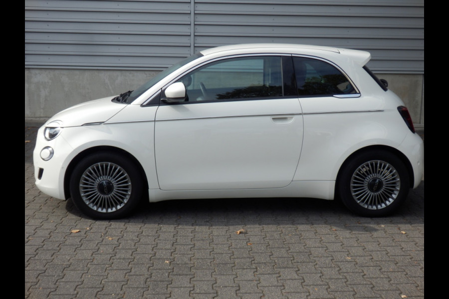 Fiat 500E 42 kWh Icon 42 kWh | SOH 96 % I Camera | Chroompakket | Park. sens. v+a I