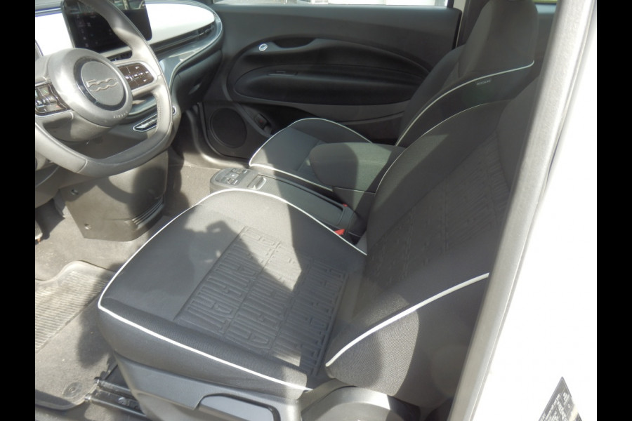 Fiat 500E 42 kWh Icon 42 kWh | SOH 96 % I Camera | Chroompakket | Park. sens. v+a I