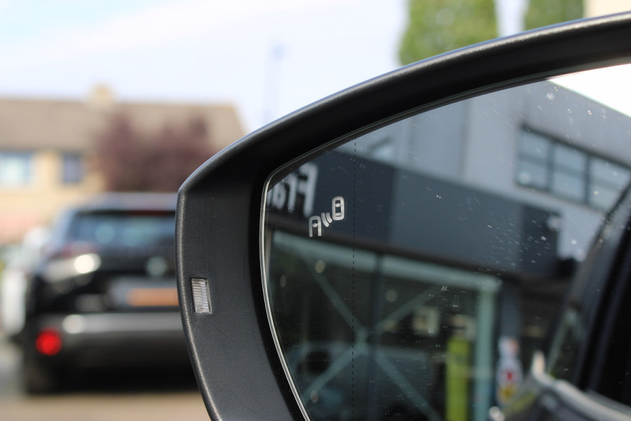 Volkswagen T-Cross 1.0 TSI Life | Adaptieve cruise | BLIS | Trekhaak | Stoelverwarming | Carplay