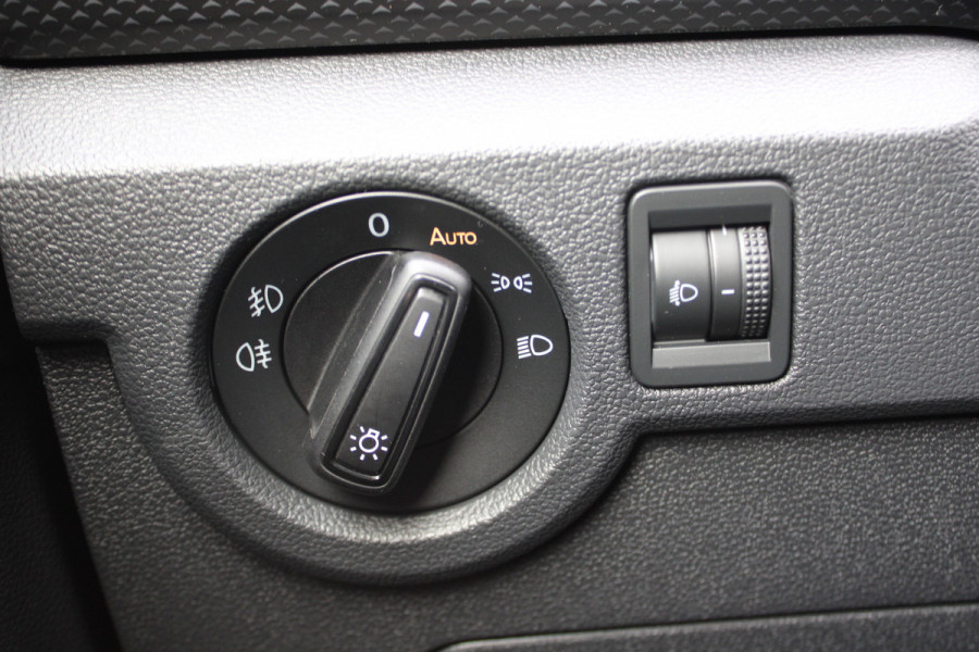 Volkswagen T-Cross 1.0 TSI Life | Adaptieve cruise | BLIS | Trekhaak | Stoelverwarming | Carplay