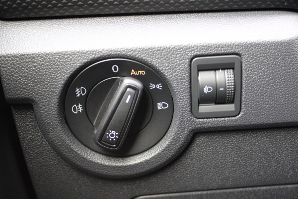Volkswagen T-Cross 1.0 TSI Life | Adaptieve cruise | BLIS | Trekhaak | Stoelverwarming | Carplay