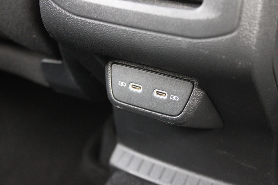 Volkswagen T-Cross 1.0 TSI Life | Adaptieve cruise | BLIS | Trekhaak | Stoelverwarming | Carplay