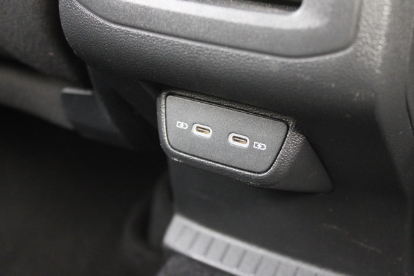 Volkswagen T-Cross 1.0 TSI Life | Adaptieve cruise | BLIS | Trekhaak | Stoelverwarming | Carplay