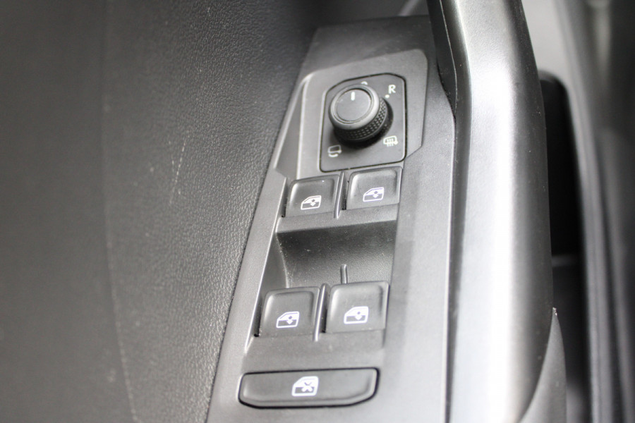 Volkswagen T-Cross 1.0 TSI Life | Adaptieve cruise | BLIS | Trekhaak | Stoelverwarming | Carplay