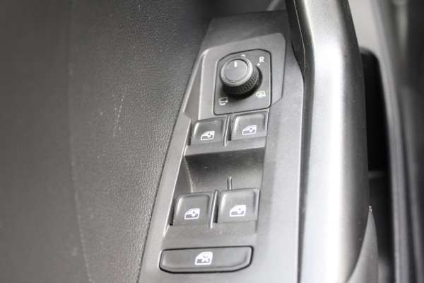 Volkswagen T-Cross 1.0 TSI Life | Adaptieve cruise | BLIS | Trekhaak | Stoelverwarming | Carplay