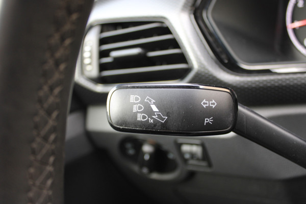 Volkswagen T-Cross 1.0 TSI Life | Adaptieve cruise | BLIS | Trekhaak | Stoelverwarming | Carplay