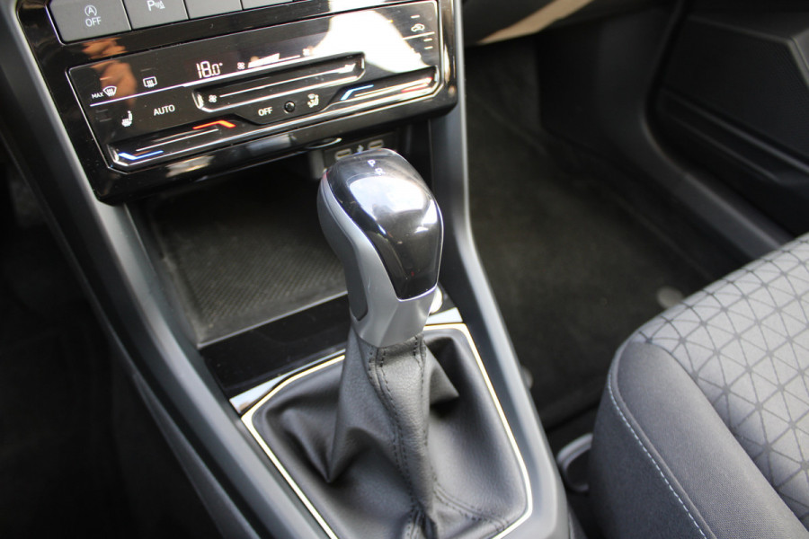 Volkswagen T-Cross 1.0 TSI Life | Adaptieve cruise | BLIS | Trekhaak | Stoelverwarming | Carplay