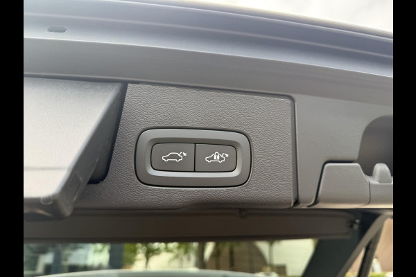 Volvo XC60 2.0 T8 Plug-in hybrid AWD Plus Black Edition VAN 58.900:,- VOOR:54.877,- UW HERFSTVOORDEEL: 4.023,-| UNIEK!| VAPOUR GREY| ELEKTRISCHE TREKHAAK| PANO| HK AUDIO| MEMORY STOELEN| HUD| 360 CAMERA| VOL OPTIES!|