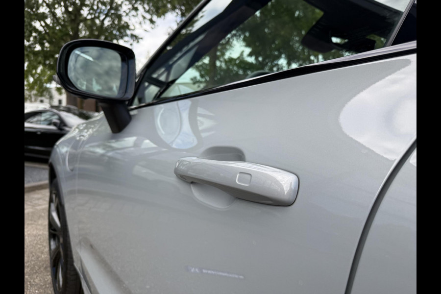Volvo XC60 2.0 T8 Plug-in hybrid AWD Plus Black Edition VAN 58.900:,- VOOR:54.877,- UW HERFSTVOORDEEL: 4.023,-| UNIEK!| VAPOUR GREY| ELEKTRISCHE TREKHAAK| PANO| HK AUDIO| MEMORY STOELEN| HUD| 360 CAMERA| VOL OPTIES!|
