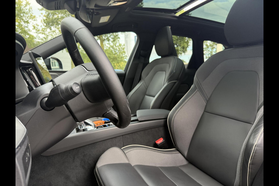Volvo XC60 2.0 T8 Plug-in hybrid AWD Plus Black Edition VAN 58.900:,- VOOR:54.877,- UW HERFSTVOORDEEL: 4.023,-| UNIEK!| VAPOUR GREY| ELEKTRISCHE TREKHAAK| PANO| HK AUDIO| MEMORY STOELEN| HUD| 360 CAMERA| VOL OPTIES!|