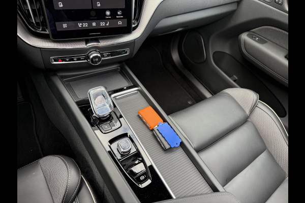 Volvo XC60 2.0 T8 Plug-in hybrid AWD Plus Black Edition VAN 58.900:,- VOOR:54.877,- UW HERFSTVOORDEEL: 4.023,-| UNIEK!| VAPOUR GREY| ELEKTRISCHE TREKHAAK| PANO| HK AUDIO| MEMORY STOELEN| HUD| 360 CAMERA| VOL OPTIES!|