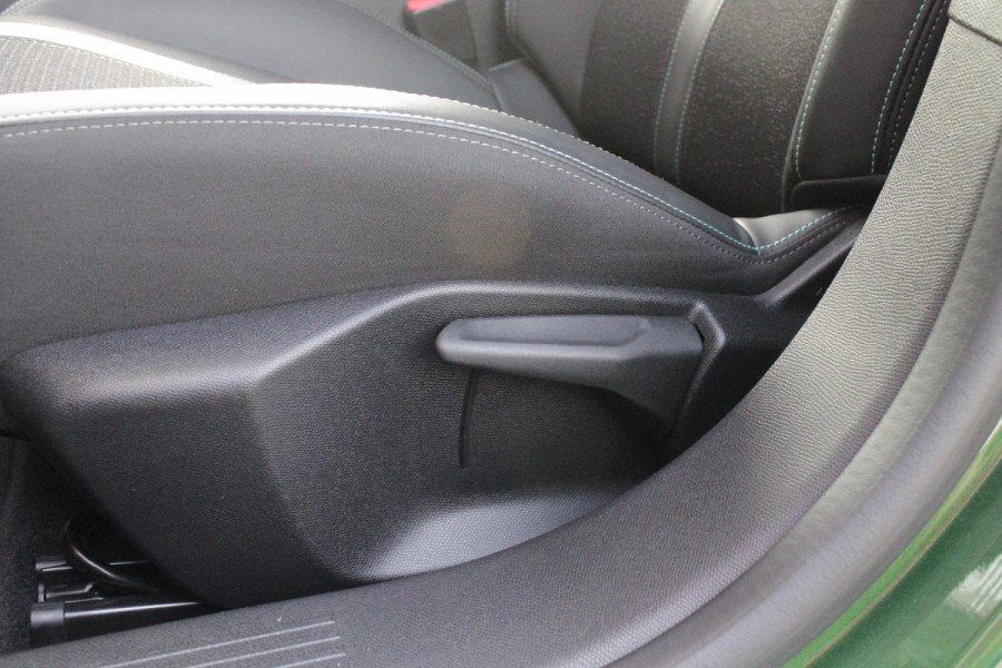 Peugeot 308 1.6 Plug-in Hybrid 180PK ALLURE | ACHTERUITRIJ CAMERA | NAVIGATIE | DRAADLOZE APPLE CARPLAY/ANDROID AUTO | DAB+ RADIO | ADAPTIVE CRUISE CONTROL | 17" LICHTMETALEN VELGEN | CLIMATE CONTROL |