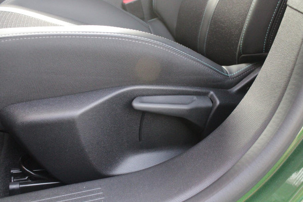 Peugeot 308 1.6 Plug-in Hybrid 180PK ALLURE | ACHTERUITRIJ CAMERA | NAVIGATIE | DRAADLOZE APPLE CARPLAY/ANDROID AUTO | DAB+ RADIO | ADAPTIVE CRUISE CONTROL | 17" LICHTMETALEN VELGEN | CLIMATE CONTROL |
