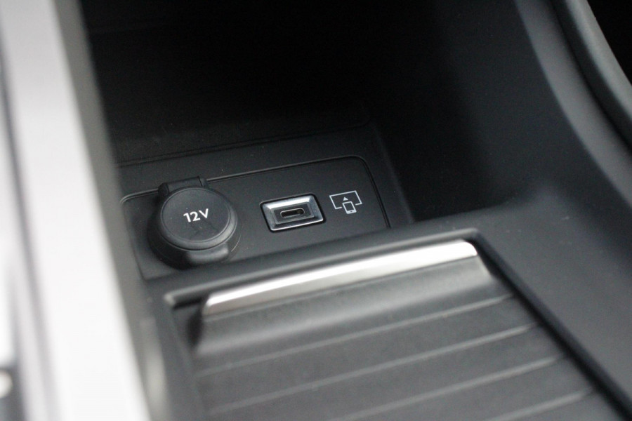 Peugeot 308 1.6 Plug-in Hybrid 180PK ALLURE | ACHTERUITRIJ CAMERA | NAVIGATIE | DRAADLOZE APPLE CARPLAY/ANDROID AUTO | DAB+ RADIO | ADAPTIVE CRUISE CONTROL | 17" LICHTMETALEN VELGEN | CLIMATE CONTROL |
