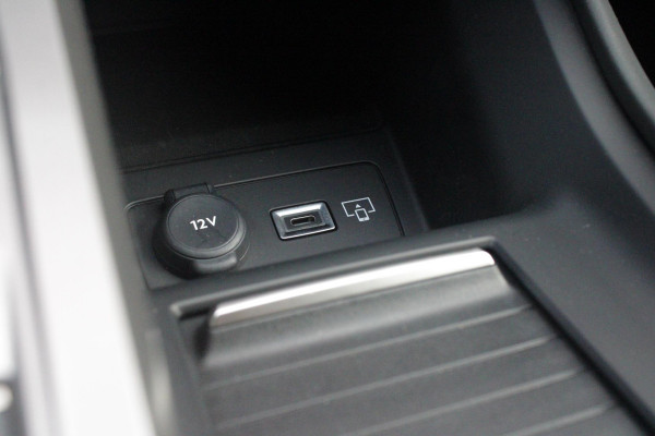 Peugeot 308 1.6 Plug-in Hybrid 180PK ALLURE | ACHTERUITRIJ CAMERA | NAVIGATIE | DRAADLOZE APPLE CARPLAY/ANDROID AUTO | DAB+ RADIO | ADAPTIVE CRUISE CONTROL | 17" LICHTMETALEN VELGEN | CLIMATE CONTROL |