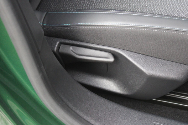 Peugeot 308 1.6 Plug-in Hybrid 180PK ALLURE | ACHTERUITRIJ CAMERA | NAVIGATIE | DRAADLOZE APPLE CARPLAY/ANDROID AUTO | DAB+ RADIO | ADAPTIVE CRUISE CONTROL | 17" LICHTMETALEN VELGEN | CLIMATE CONTROL |