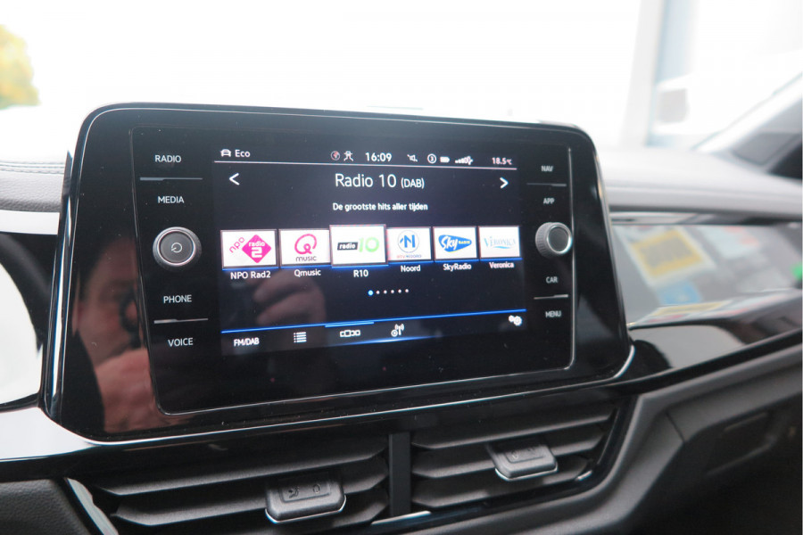 Volkswagen T-Roc 1.5 TSI 150pk DSG R-Line Black Style Virtual cockpit , Keyless, PDC , 19"LMV, Camera , Carplay, LED, Navi voorbereid. Stoelverwarming , Elektr. achterklep