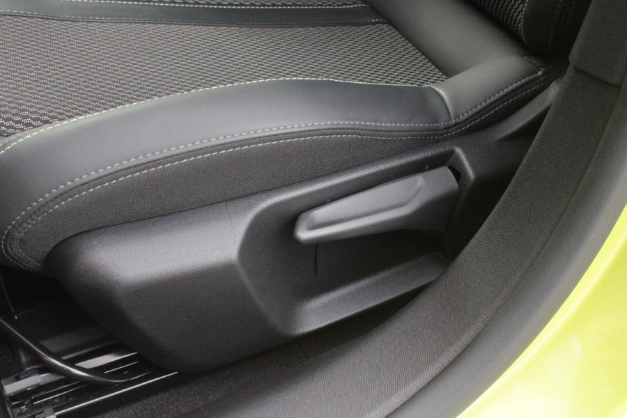 Peugeot 208 1.2 Hybrid 145PK AUTOMAAT GT | PANORAMA DAK | ADAPTIVE CRUISE CONTROL | KEYLESS ENTRY/START | LICHTMETALEN VELGEN 17" | ACHTERUITRIJ CAMERA | FULL LED KOPLAMPEN | PARKEERSENSOREN VOOR + ACHTER | DAB+ RADIO | NAVIGATIE | SFEER VERLICHTING | DRAADLOZE TELEFOONLADER |