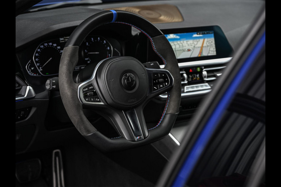 BMW 3 Serie 318i High Executive M-Sport | M-Performance | Stoelverwarming | Ambiance Interieur | PDC V+A | Cruise Control |