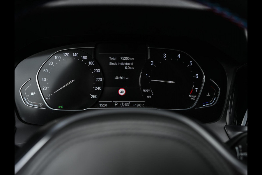 BMW 3 Serie 318i High Executive M-Sport | M-Performance | Stoelverwarming | Ambiance Interieur | PDC V+A | Cruise Control |