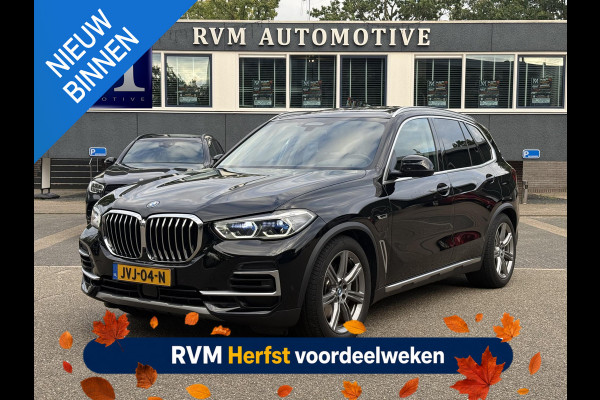 BMW X5 xDrive45e High Executive VAN: € 61.900- VOOR: € 59.877,- UW HERFSTVOORDEEL: € 2.023,-| LASER LED| ELEKTRISCHE TREKHAAK | PANO| HUD| BMW DEALER ONDERHOUDEN| DRIVING ASS. PROFF| KEYLESS | MEMORY STOEL| DODE HOEK SENSOR|